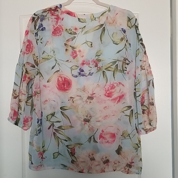 Floral Blouse, Spring 🌷 - Picture 5 of 5